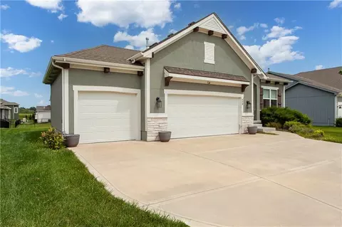 Exterior - 520 SE David Rd, Lees Summit, MO 64082 photo 2 of 9
