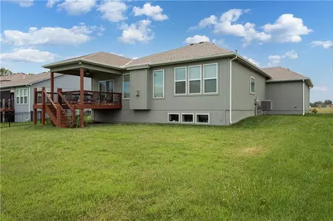 Exterior - 520 SE David Rd, Lees Summit, MO 64082 photo 6 of 9
