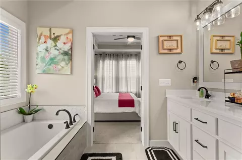 Bath - 520 SE David Rd, Lees Summit, MO 64082 photo 4 of 5