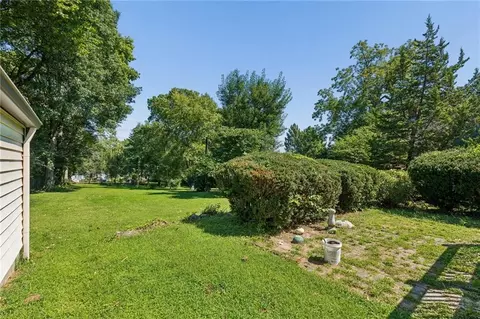 Exterior - 734 E Manor Rd, Independence, MO 64055 photo 10 of 11