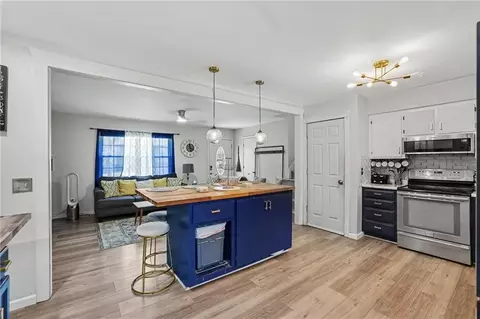Kitchen - 2018 E Mohawk Ct, Olathe, KS 66062 photo 2 of 3