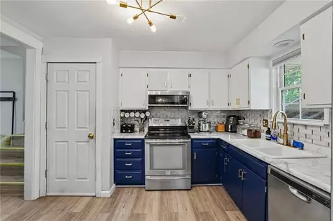 Kitchen - 2018 E Mohawk Ct, Olathe, KS 66062 photo 3 of 3