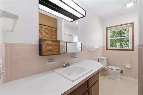 Bath - 4312 S Union St, Independence, MO 64055 photo 2 of 3