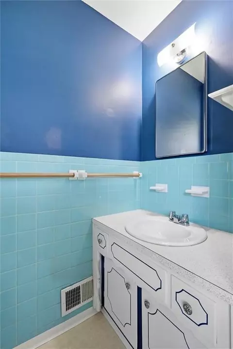 Bath - 4312 S Union St, Independence, MO 64055 photo 1 of 3