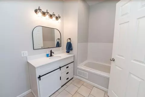 Bath - 104 Harlequin Dr, Adrian, MO 64720 photo 2 of 4