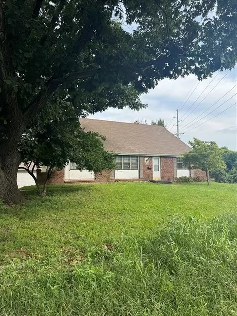 8204 NE 53rd St, Kansas City, MO 64119