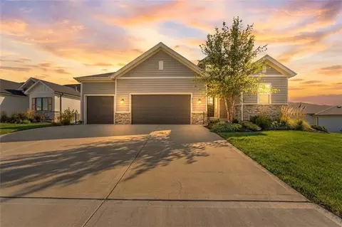 9436 Aurora St, Lenexa, KS 66220