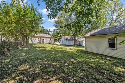 Exterior - 417 E Walnut St, Independence, MO 64050 photo 3 of 4