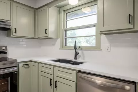 Kitchen - 3936 S Sherman Dr, Independence, MO 64055 photo 4 of 5
