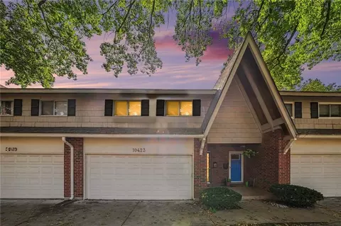 10423 Ash St, Overland Park, KS 66207
