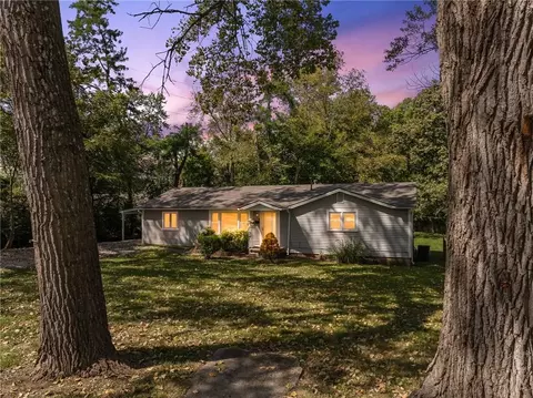 607 SW 8th St, Blue Springs, MO 64015