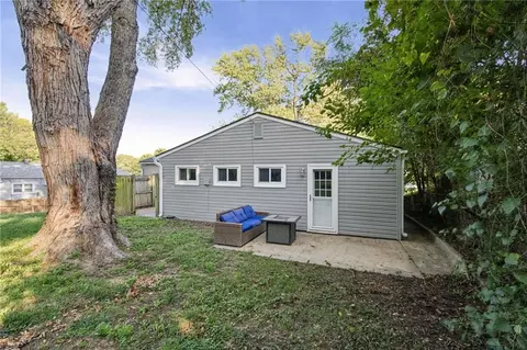 Exterior - 302 E 3rd Dr, Independence, MO 64050 photo 5 of 9