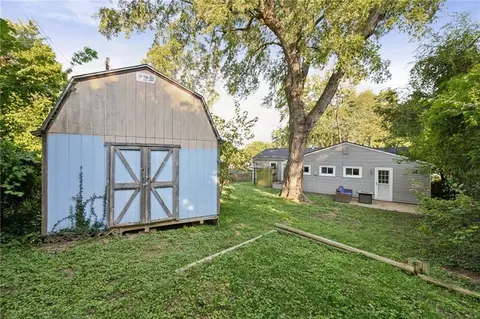 Exterior - 302 E 3rd Dr, Independence, MO 64050 photo 9 of 9
