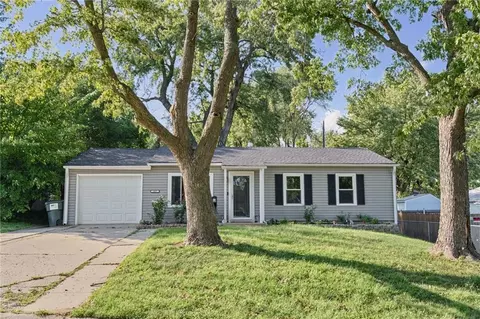 Exterior - 302 E 3rd Dr, Independence, MO 64050 photo 3 of 9