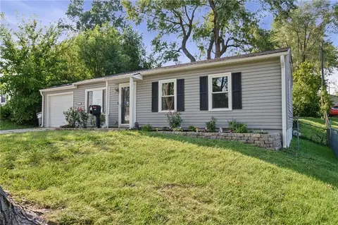 Exterior - 302 E 3rd Dr, Independence, MO 64050 photo 2 of 9