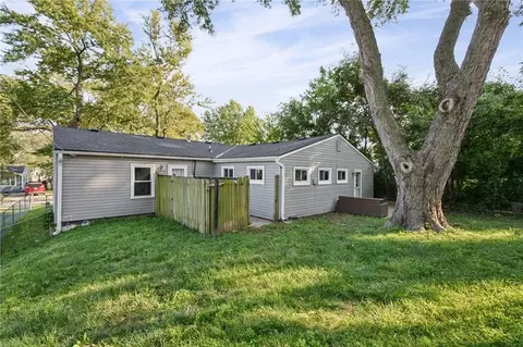Exterior - 302 E 3rd Dr, Independence, MO 64050 photo 6 of 9
