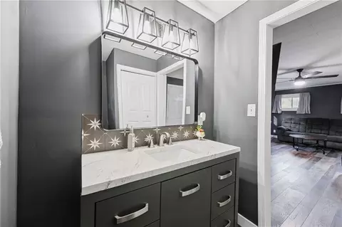 Bath - 302 E 3rd Dr, Independence, MO 64050 photo 2 of 4