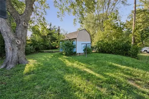 Exterior - 302 E 3rd Dr, Independence, MO 64050 photo 7 of 9