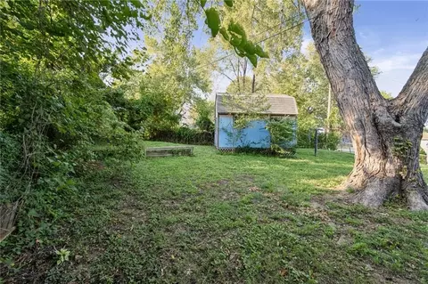 Exterior - 302 E 3rd Dr, Independence, MO 64050 photo 8 of 9