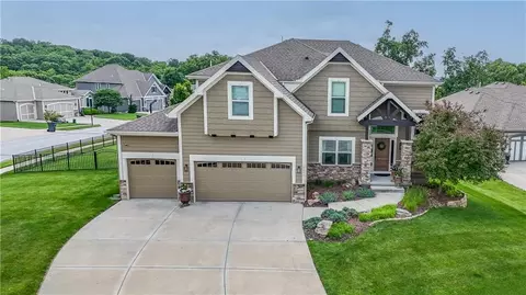 15053 Eagle Ln, Parkville, MO 64152