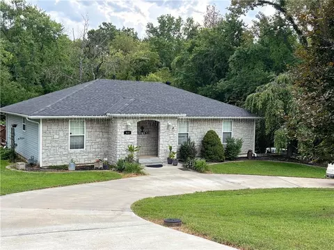 919 Shawnee St, Tonganoxie, KS 66086