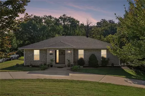 919 Shawnee St, Tonganoxie, KS 66086
