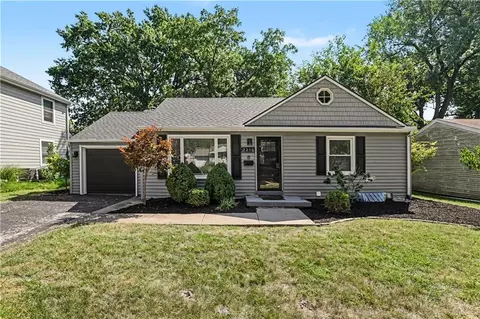7215 Linden St, Prairie Village, KS 66208