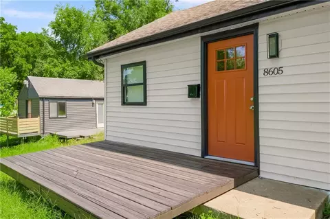 8605 Wayne Ave, Kansas City, MO 64131