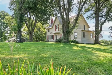 23061 Hatchell Rd, Tonganoxie, KS 66086
