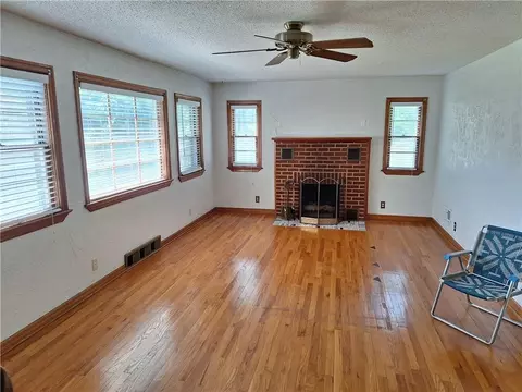 Living - 10214 E Sheley Rd, Independence, MO 64052 photo 3 of 4