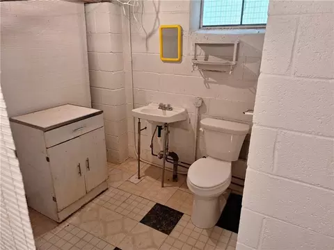 Bath - 10214 E Sheley Rd, Independence, MO 64052 photo 2 of 3