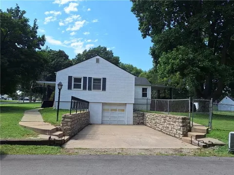 Exterior - 10214 E Sheley Rd, Independence, MO 64052 photo 3 of 10