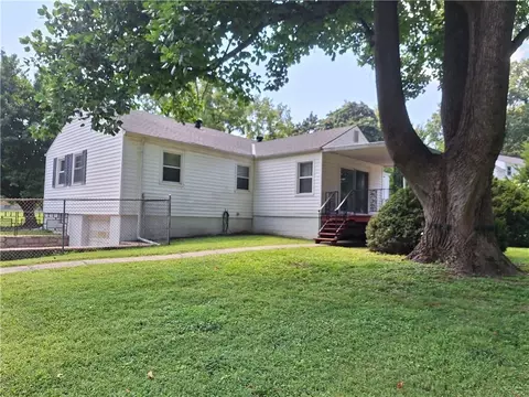 Exterior - 10214 E Sheley Rd, Independence, MO 64052 photo 4 of 10