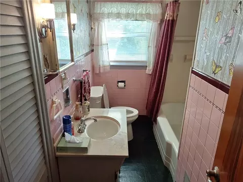 Bath - 10214 E Sheley Rd, Independence, MO 64052 photo 1 of 3