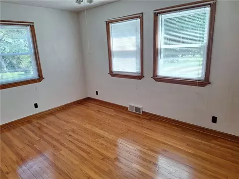 Bedroom - 10214 E Sheley Rd, Independence, MO 64052 photo 3 of 5