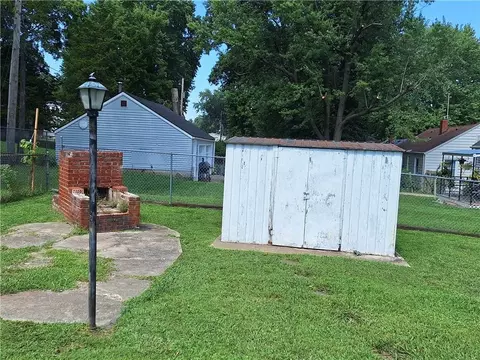 Exterior - 10214 E Sheley Rd, Independence, MO 64052 photo 8 of 10