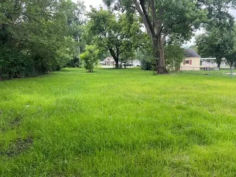 704 E 3rd St, Cameron, MO 64429 photo 2