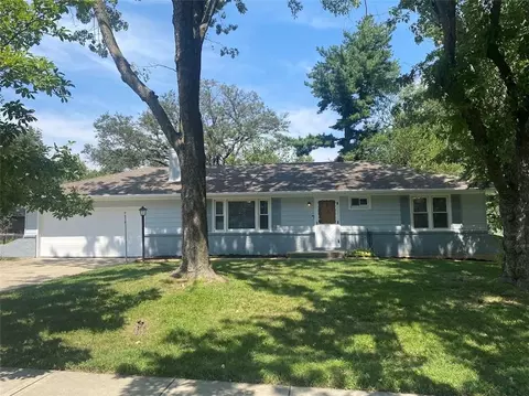 8910 W 48th St, Merriam, KS 66203