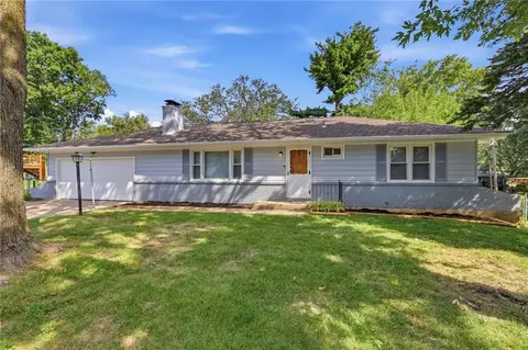 8910 W 48th St, Merriam, KS 66203