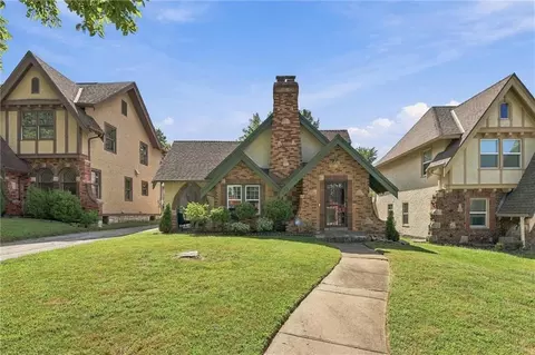 405 E Gregory Blvd, Kansas City, MO 64131