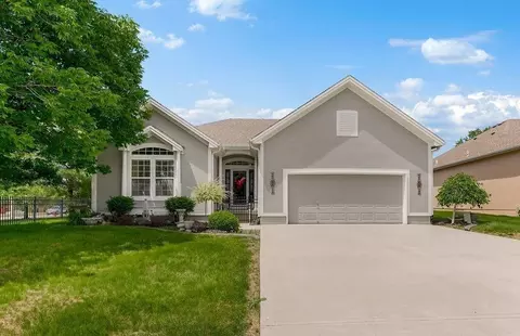 4025 NW Chapman Dr, Blue Springs, MO 64015
