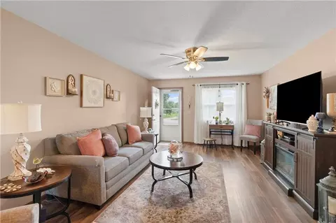 Living - 1110-1122 W Prospect St, Cameron, MO 64429 photo 2 of 4