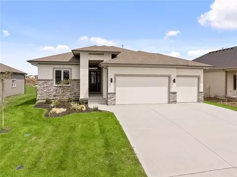 4327 Tee Box Dr, Basehor, KS 66007