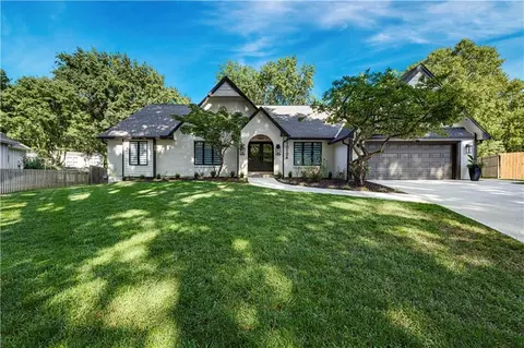 10104 Hemlock Dr, Overland Park, KS 66212