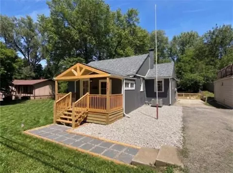 2701 Karnes Rd, Saint Joseph, MO 64505
