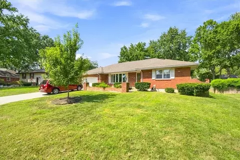 1009 SW Sunrise Dr, Blue Springs, MO 64015