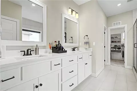 Bath - 1422 SW Georgetown Dr, Lees Summit, MO 64082 photo 1 of 2