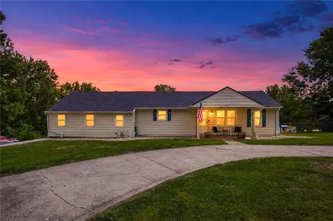 8915 N Lathrop Dr, Kansas City, MO 64155