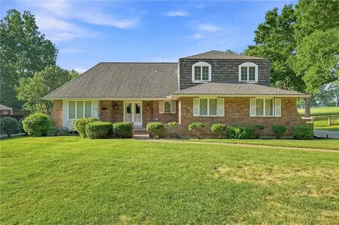 508 NW Golfview Dr, Blue Springs, MO 64014