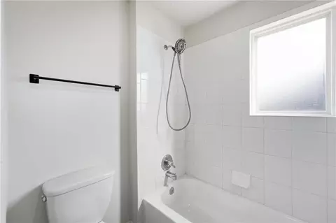Bath - 6100 E 140th Pl, Grandview, MO 64030 photo 2 of 4